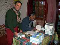 Chander Bhatia signiert sein neues Buch